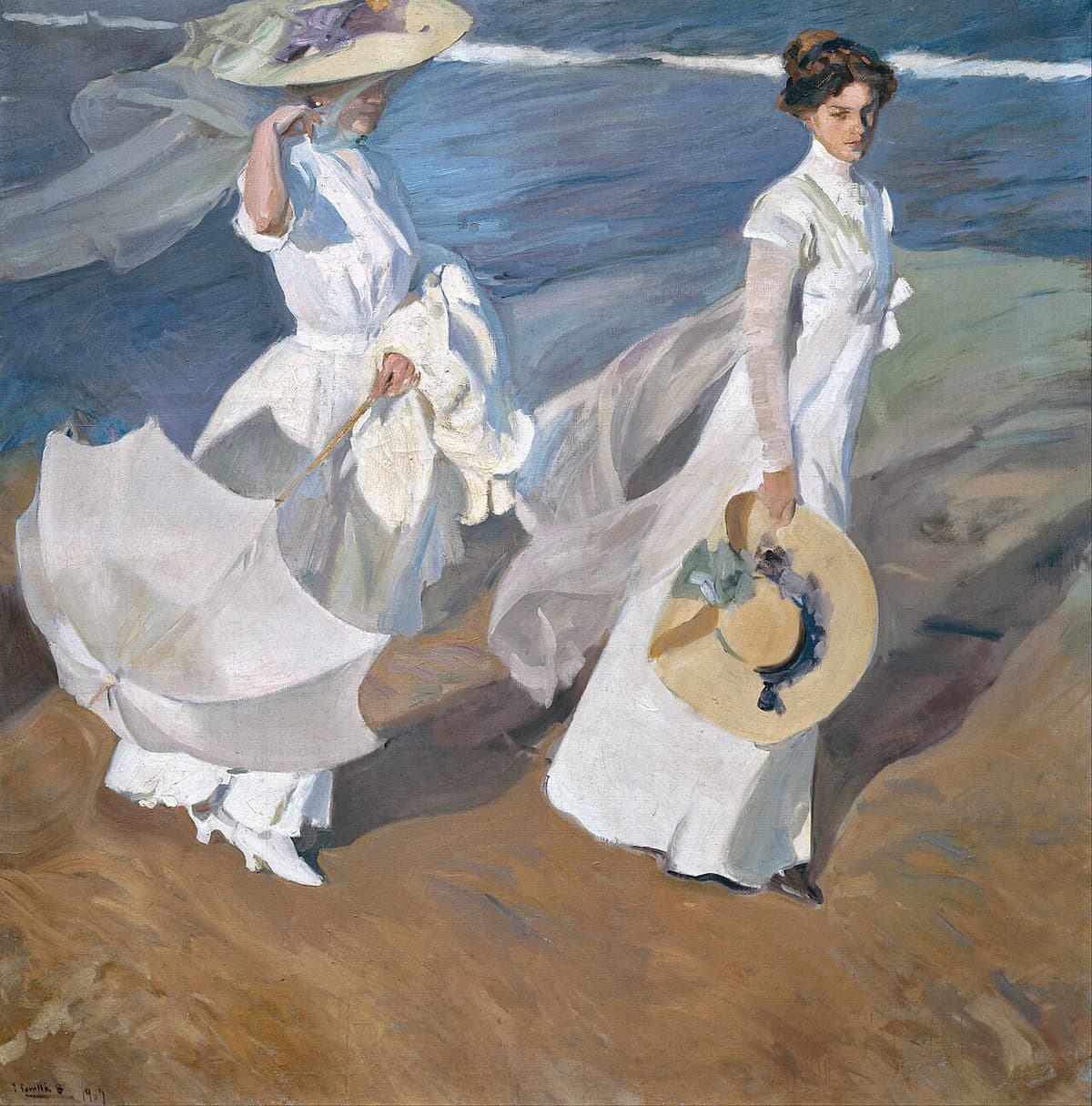 Deux femmes en blanc marchent au bord de la mer, une ombrelle dans le vent