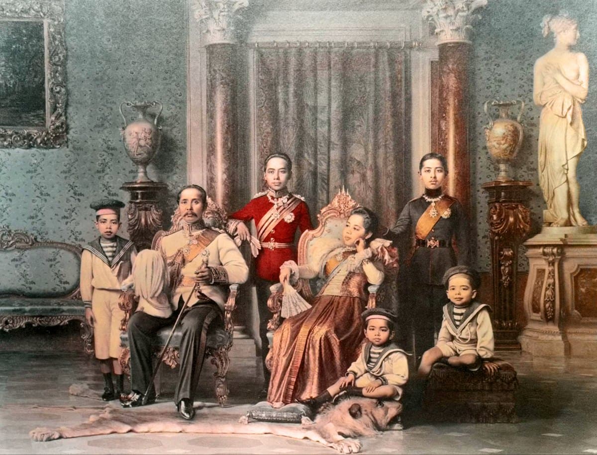 Le roi Chulalongkorn, la reine Saovabha et leurs cinq fils, peints en 1898